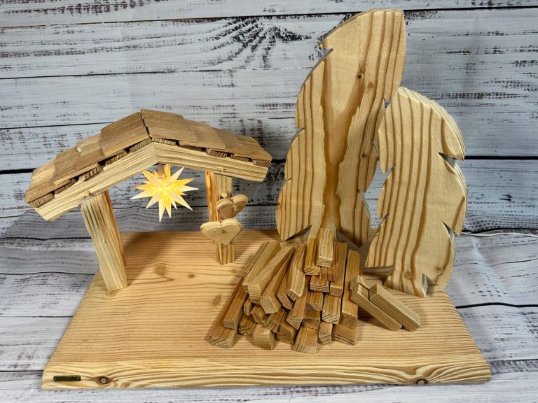 Oberlausitzer Sternel Hütte Oberlausitzer Sternel Hütte mit originalem Herrnhuter Mini Stern aus Lärchenhollz mit zwei Bäumen und einem Holzhaufen - Ansicht von vorn