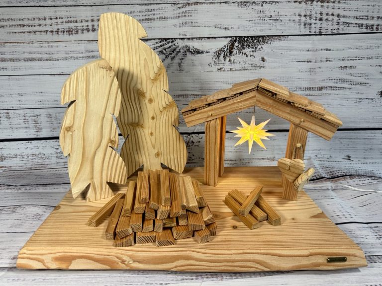 Oberlausitzer Sternel Hütte Oberlausitzer Sternel Hütte mit originalem Herrnhuter Mini Stern aus Lärchenhollz mit zwei Bäumen und zwei Holzhaufen