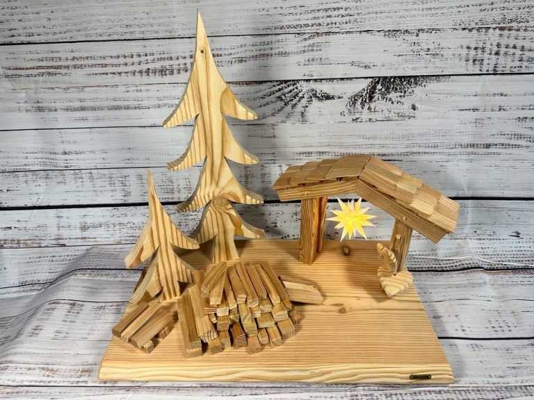 Oberlausitzer Sternel Hütte Oberlausitzer Sternel Hütte mit originalem Herrnhuter Mini Stern aus Lärchenhollz mit zwei Bäumen und einem Holzhaufen - Ansicht von vorn