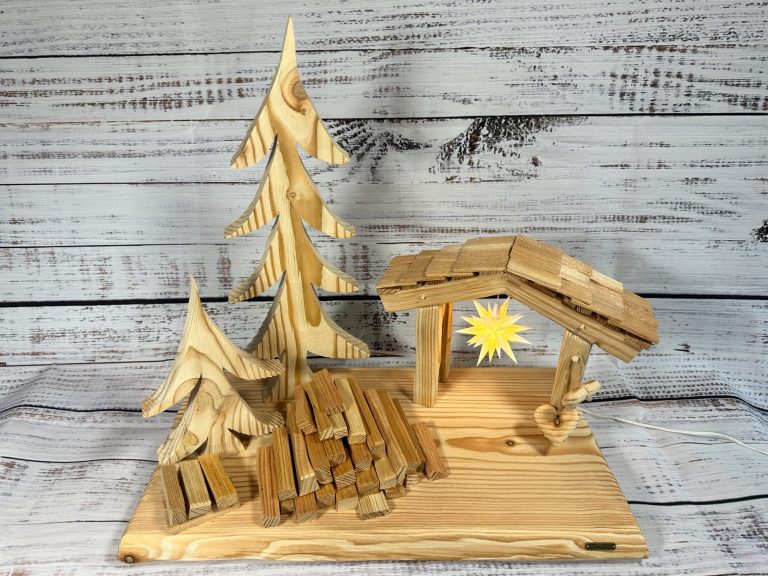 Oberlausitzer Sternel Hütte Oberlausitzer Sternel Hütte mit originalem Herrnhuter Mini Stern aus Lärchenhollz mit zwei Bäumen und zwei Holzhaufen - Ansicht von vorn