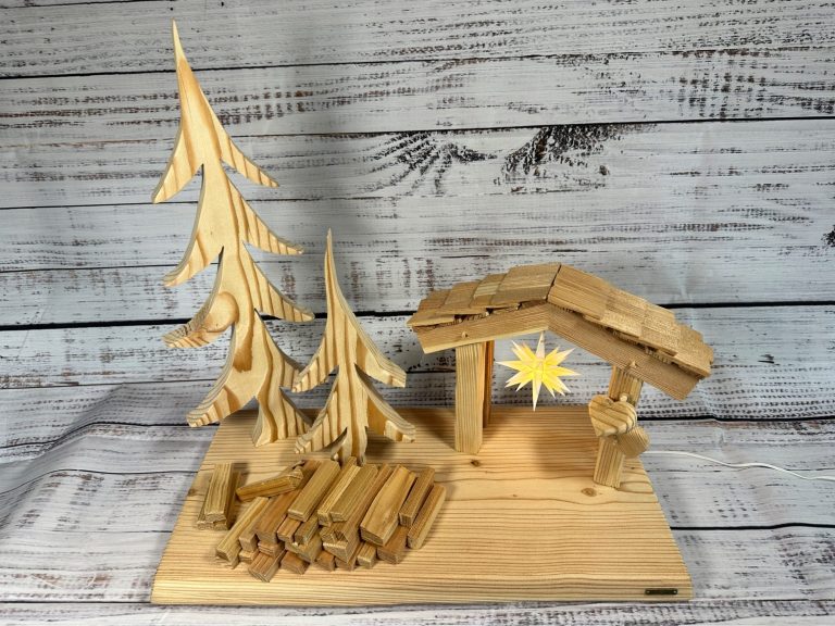 Oberlausitzer Sternel Hütte Oberlausitzer Sternel Hütte mit originalem Herrnhuter Mini Stern aus Lärchenhollz mit zwei Bäumen und zwei Holzhaufen - Ansicht von vorn