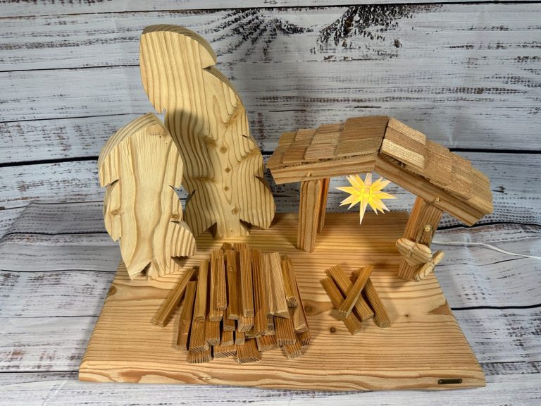 Oberlausitzer Sternel Hütte Oberlausitzer Sternel Hütte mit originalem Herrnhuter Mini Stern aus Lärchenhollz mit zwei Bäumen und zwei Holzhaufen - Ansicht von vorn