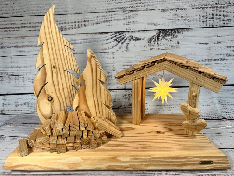 Oberlausitzer Sternel Hütte Oberlausitzer Sternel Hütte mit originalem Herrnhuter Mini Stern aus Lärchenhollz mit zwei Bäumen und einem Holzhaufen