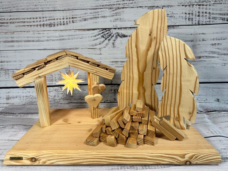 Oberlausitzer Sternel Hütte Oberlausitzer Sternel Hütte mit originalem Herrnhuter Mini Stern aus Lärchenhollz mit zwei Bäumen und einem Holzhaufen