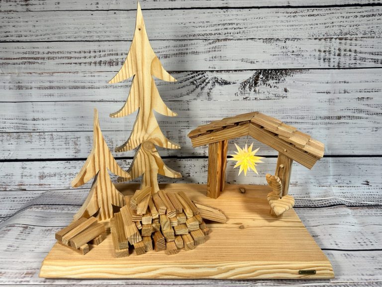 Oberlausitzer Sternel Hütte Oberlausitzer Sternel Hütte mit originalem Herrnhuter Mini Stern aus Lärchenhollz mit zwei Bäumen und zwei Holzhaufen