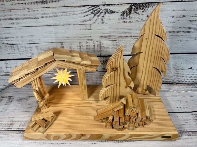 Oberlausitzer Sternel Hütte Oberlausitzer Sternel Hütte mit originalem Herrnhuter Mini Stern aus Lärchenhollz mit zwei Bäumen und zwei Holzhaufen - Ansicht von vorn