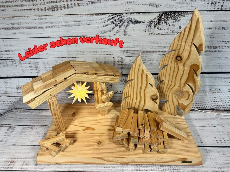 Oberlausitzer Sternel Hütte Oberlausitzer Sternel Hütte mit originalem Herrnhuter Mini Stern aus Lärchenhollz mit zwei Bäumen und zwei Holzhaufen - Ansicht von vorn