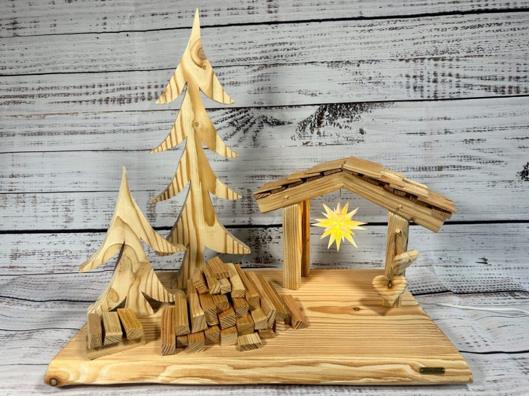 Oberlausitzer Sternel Hütte Oberlausitzer Sternel Hütte mit originalem Herrnhuter Mini Stern aus Lärchenhollz mit zwei Bäumen und zwei Holzhaufen