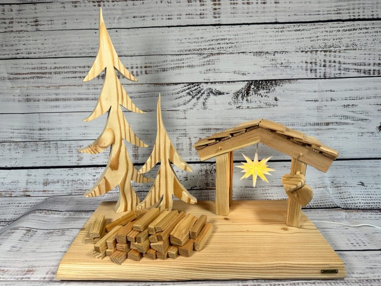 Oberlausitzer Sternel Hütte Oberlausitzer Sternel Hütte mit originalem Herrnhuter Mini Stern aus Lärchenhollz mit zwei Bäumen und zwei Holzhaufen