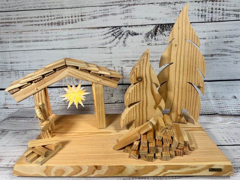 Oberlausitzer Sternel Hütte Oberlausitzer Sternel Hütte mit originalem Herrnhuter Mini Stern aus Lärchenhollz mit zwei Bäumen und zwei Holzhaufen